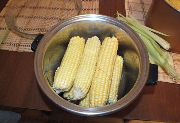 очищенная кукуруза в кастрюле