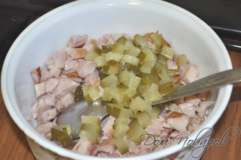 Огурцы и курица в миске