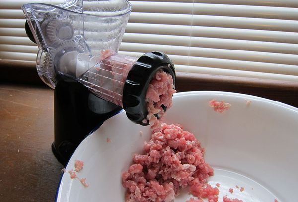 мясо в мясорубке