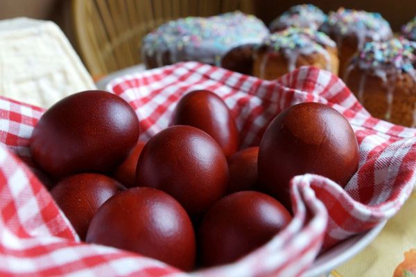 Куличи и пасхальные красные яйца