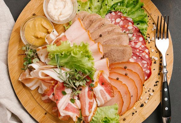 Мясные изделия на доске