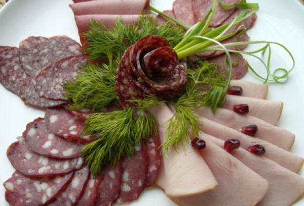 Мясные изделия на тарелке