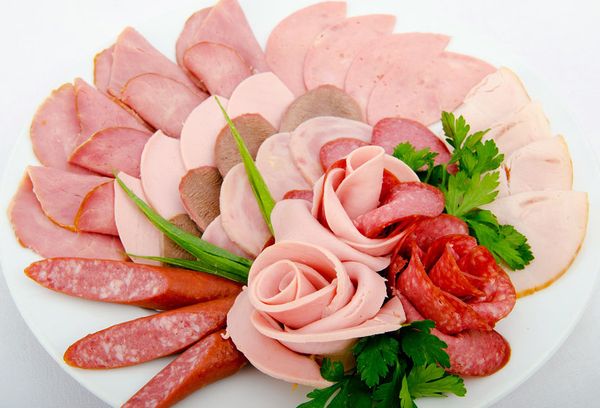 Как оформить и подать мясную нарезку на праздничный стол