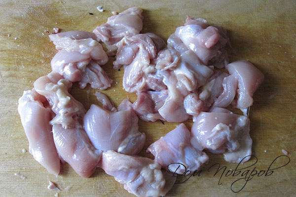 Нарезанные куриные бедра