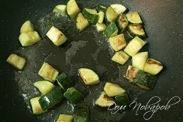 Обжаренные кусочки кабачка