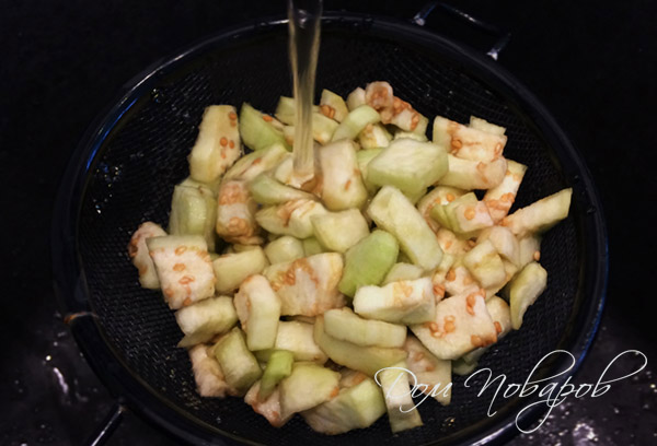 Промывка кусочков баклажана от соли