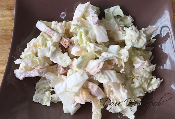 Салат с курицей, ананасами и пекинской капустой
