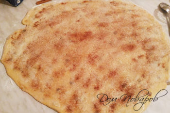 Пласт теста, посыпанный сахаром и корицей