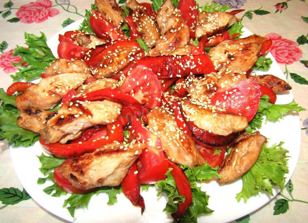 теплый салат с курицей и зеленью